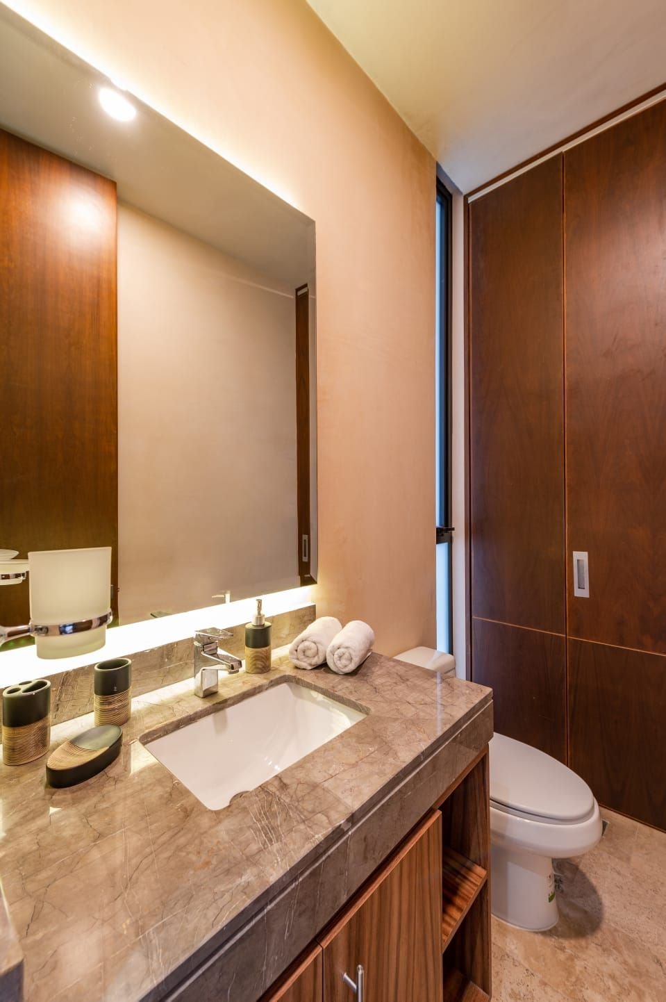 Baño con lavabo, espejo e inodoro