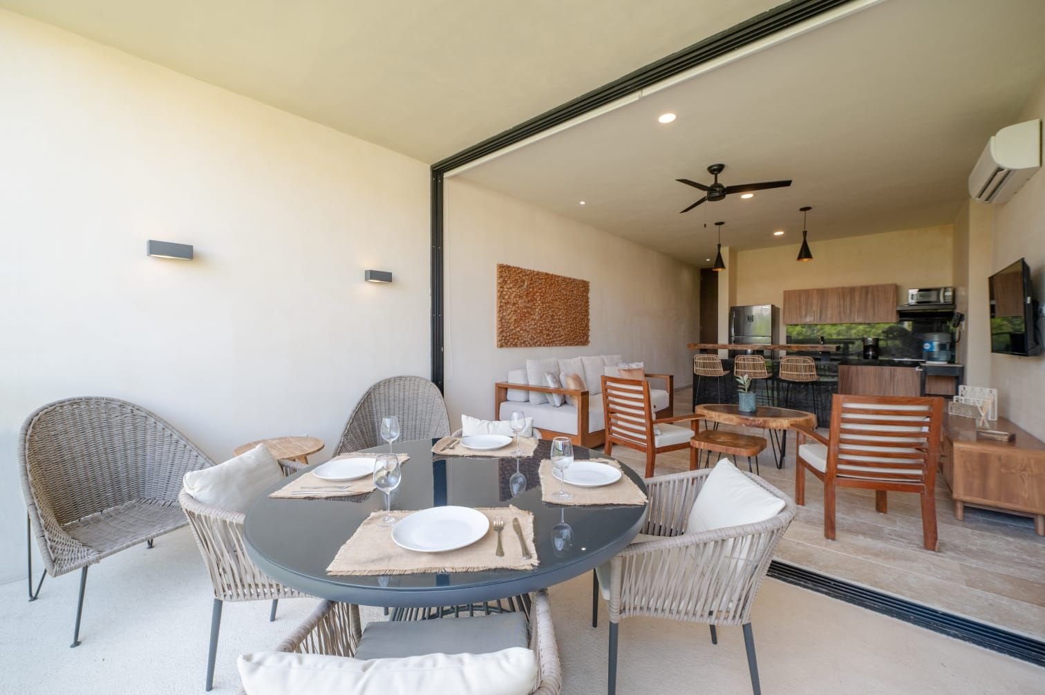 Comedor con mesa puesta junto a un ventanal